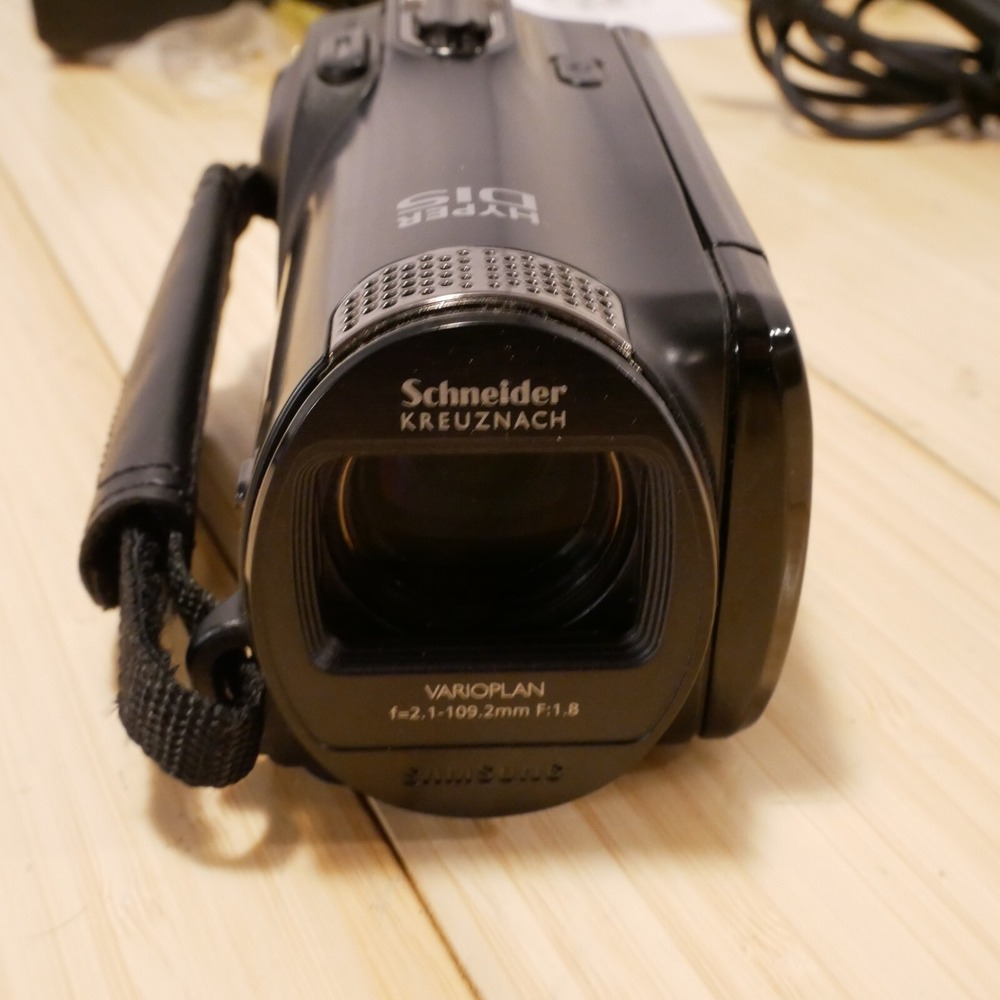 Samsung SMX-F54 Camcorder - 16GB Internal Memory (can also use SD cards) bundle - Picture 8 of 16
